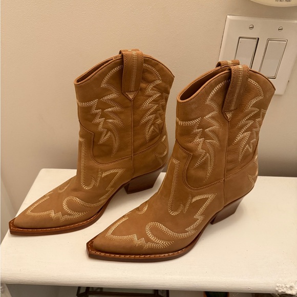 Brand New, Never Worn, Dolce Vita Runa boot in Whiskey Nubuck. Cowboy style. - Picture 3 of 5